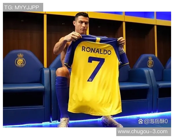 足球球星场下休闲与赛场风格融合的时尚穿搭解析 足球球星场下休闲与赛场风格融合的时尚穿搭解析